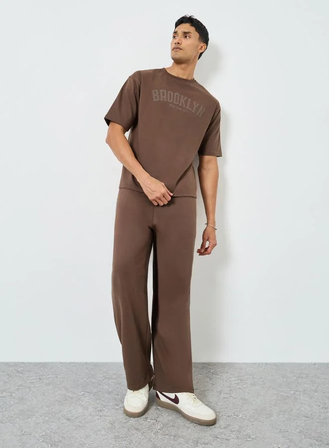 ستايلي طقم منسق من تيشيرت بطبعة بارزة بقصة واسعة وبنطال